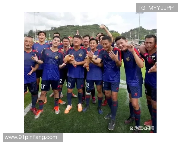 足球明星齐聚一堂共唱致敬罗纳尔多的荣耀与传奇